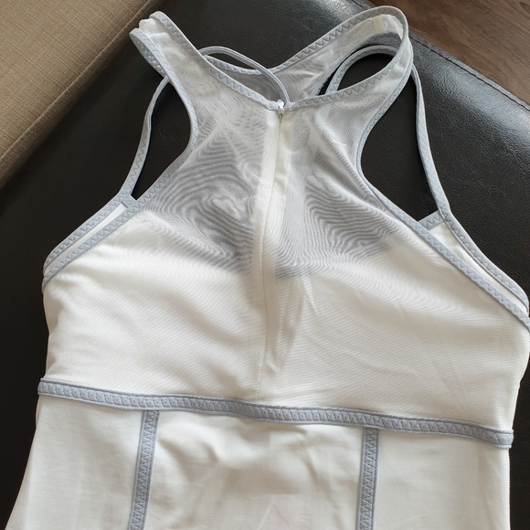 Workout top - Picture 2 of 3